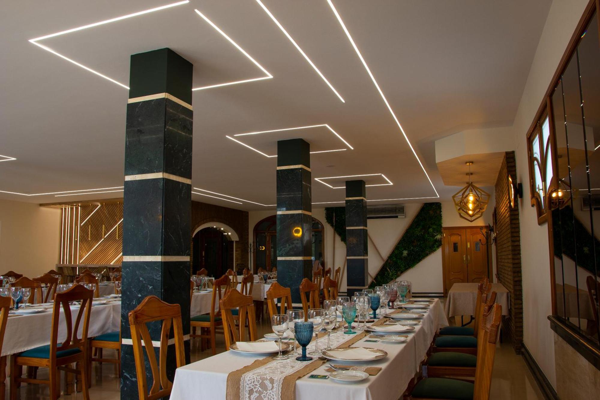 Hostal Restaurante El Cary Montemayor Exterior photo