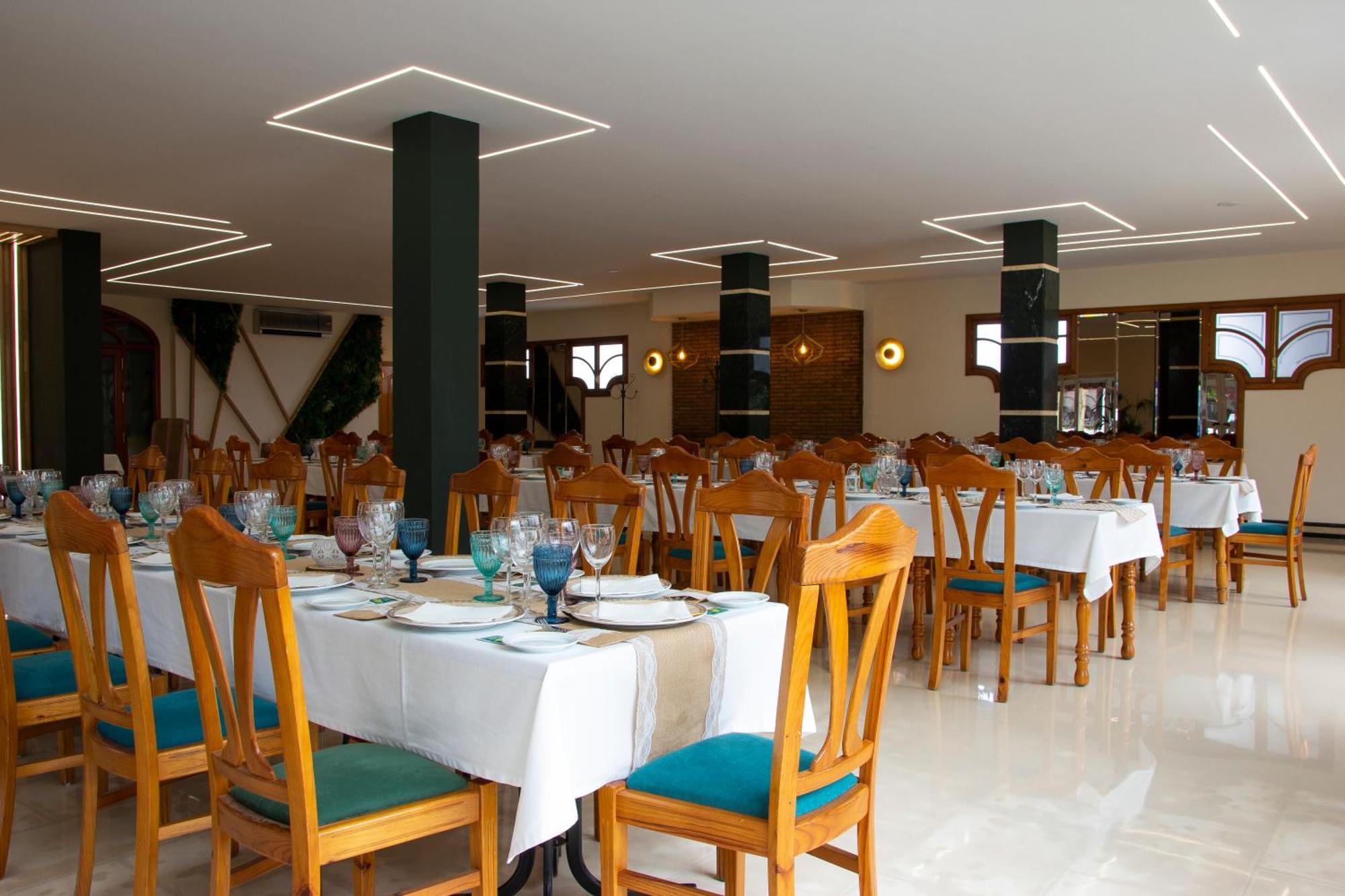 Hostal Restaurante El Cary Montemayor Exterior photo