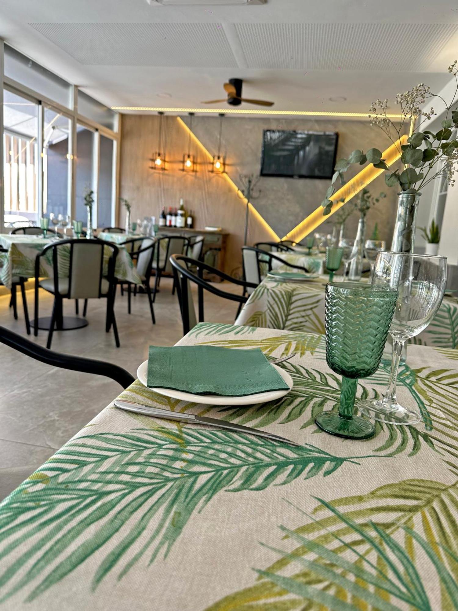 Hostal Restaurante El Cary Montemayor Exterior photo